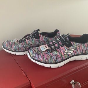NWT Skechers Size 8